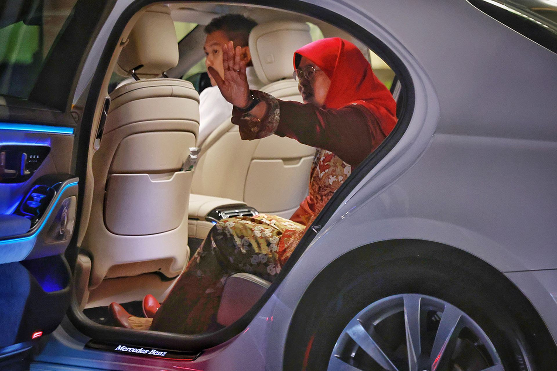 President Halimah waving goodbye as she leaves the National Day reception at the Istana on Aug 10, 2023. This was Madam Halimah’s last National Day reception as president. More than 1,000 guests, including community leaders, volunteers, healthcare partners and Team Singapore athletes, attended the event.  ST PHOTO: JASON QUAH